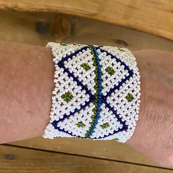 Mini Beaded White Cuff Bracelet Stretch Southwestern - Picture 4 of 4